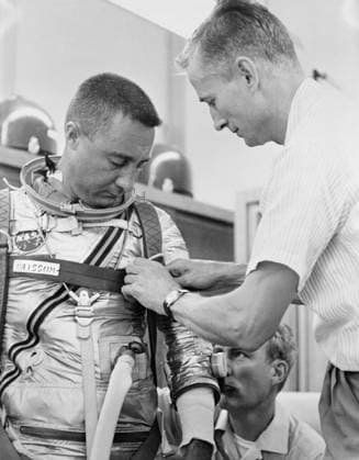 S61-02839 (1961) --- Astronaut Virgil I. (Gus) Grissom, pilot of the Mercury-Redstone 4 (MR-4) spaceflight, suits up for MR-4 simulation training. Assisting is suit technician Joe Schmitt. Copyright: xpiemagsx piemagsspace-826 !ACHTUNG AUFNAHMEDATUM GESCHÄTZT!