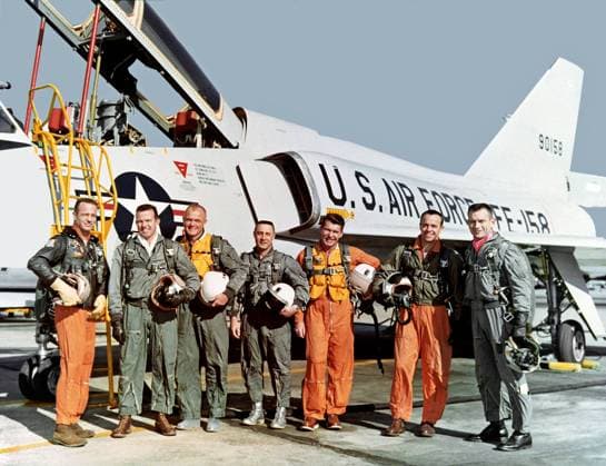 The original seven Mercury astronauts during training at NASA Langley Research Center Project Mercury. The original seven astronauts trained at NASA Langley Research Center. Chosen from among hundreds of applicants, the seven men were all test pilots. Standing in front of the U.S. Air Force Convair F-106B aircraft, the astronauts are, from left, Lt. M. Scott Carpenter, Capt. Gordon Cooper, Col. John H. Glenn Jr., Capt. Virgil Gus Grissom, Lt. Comdr. Walter Schirra, Lt. Comdr. Alan B. Shepard Jr. and Capt. Donald K. Deke Slayton. While familiarizing the astronauts with the Mercury set-up, Langley employees helped them to specialize in the technical areas crucial to the overall success of Project Mercury. Langley people also guided and mo Copyright: xpiemagsx piemagsspace-831 !ACHTUNG AUFNAHMEDATUM GESCHÄTZT!