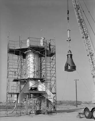 S61-01673 (23 April 1961) --- View of the mating of Little Joe-5B launch vehicle with Mercury capsule 14. Copyright: xpiemagsx piemagsspace-850 !ACHTUNG AUFNAHMEDATUM GESCHÄTZT!