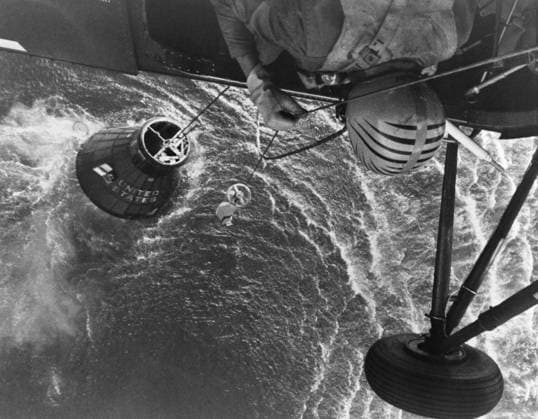 S61-02824 (21 July 1961) --- A U.S. Marine Corps helicopter attempts an unsuccessful recovery of the Mercury-Redstone 4 Liberty Bell 7 spacecraft. The spacecraft hatch opened prematurely, and astronaut Virgil I. Grissom, pilot, escaped into the water. The helicopter hooked onto the spacecraft but could not retrieve it. Grissom was recovered by another helicopter and flown to the recovery ship, USS Randolph. The Mercury spacecraft sank to the bottom of the ocean. Copyright: xpiemagsx piemagsspace-872 !ACHTUNG AUFNAHMEDATUM GESCHÄTZT!
