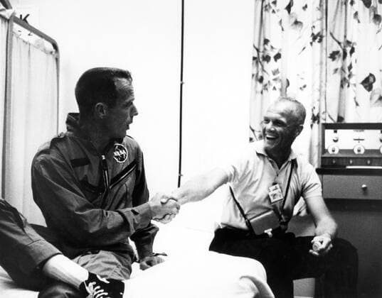 62-MA7-169 (1962) --- John Glenn congratulates Scott Carpenter (left) on his three-orbit mission aboard the Aurora 7 spacecraft. Copyright: xpiemagsx piemagsspace-902 !ACHTUNG AUFNAHMEDATUM GESCHÄTZT!