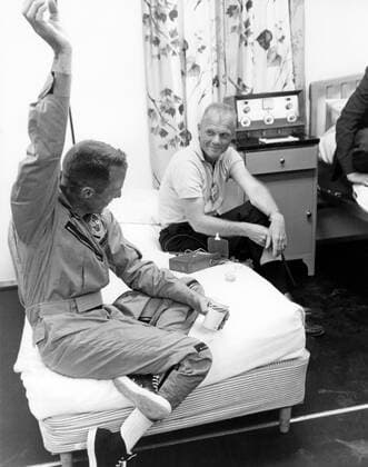62-MA7-123 (1962) --- Scott Carpenter (foreground) demonstrates a point to John Glenn while relaxing after his three-orbit MA-7 spaceflight. Copyright: xpiemagsx piemagsspace-904 !ACHTUNG AUFNAHMEDATUM GESCHÄTZT!