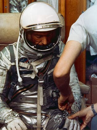 S65-24622 (May 1962) --- Astronaut M. Scott Carpenter, prime pilot for the Mercury-Atlas 7 (MA-7) flight, is seen in Hanger S crew quarters during a suiting exercise. He is assisted in suiting by technician Al Rochford. In this view, Carpenter is fully suited and is having his gloves adjusted. Copyright: xpiemagsx piemagsspace-959 !ACHTUNG AUFNAHMEDATUM GESCHÄTZT!