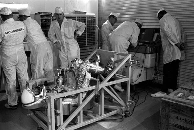 S62-05118 (1962) --- Astronaut L. Gordon Cooper Jr. on weight and balance scale in the White Room, Hanger S at Cape Canaveral. Copyright: xpiemagsx piemagsspace-1003 !ACHTUNG AUFNAHMEDATUM GESCHÄTZT!
