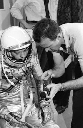 S63-03952 (1963) --- Astronaut L. Gordon Cooper Jr. explains the 16mm handheld spacecraft camera to his backup pilot astronaut Alan Shepard. The camera, designed by J.R. Hereford of McDonnell Aircraft Corp., will be used by Cooper during the Mercury-Atlas 9 (MA-9) mission to photograph experiments in space for M.I.T. and the Weather Bureau. Copyright: xpiemagsx piemagsspace-1040 !ACHTUNG AUFNAHMEDATUM GESCHÄTZT!