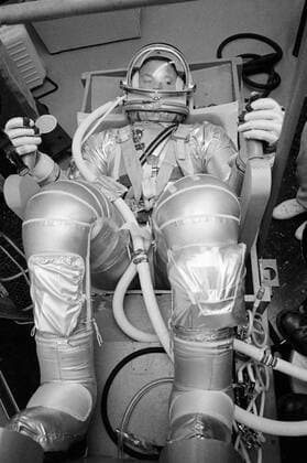 S63-03976 (1963) --- Astronaut L. Gordon Cooper Jr., prime pilot for the Mercury-Atlas 9 (MA-9) mission, undergoes suit pressurization tests. Copyright: xpiemagsx piemagsspace-1042 !ACHTUNG AUFNAHMEDATUM GESCHÄTZT!