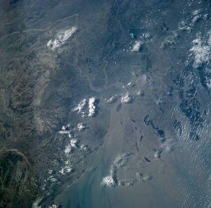 S63-06435 (15-16 May 1963) --- Part of the Ganges delta near Calcutta, as photographed from the Mercury-Atlas 9 (MA-9) capsule by astronaut L. Gordon Cooper Jr., during his 22-orbit MA-9 spaceflight. Copyright: xpiemagsx piemagsspace-1075 !ACHTUNG AUFNAHMEDATUM GESCHÄTZT!
