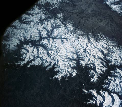 S63-06445 (15-16 May 1963) --- View of the Himalaya Mountain Range in the India-Nepal-Tibet border area, as photographed from the Mercury-Atlas 9 capsule by astronaut L. Gordon Cooper Jr., during his 22-orbit MA-9 spaceflight. Copyright: xpiemagsx piemagsspace-1081 !ACHTUNG AUFNAHMEDATUM GESCHÄTZT!