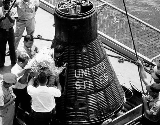 S63-07882 (16 May 1963) --- Astronaut L. Gordon Cooper Jr., pilot of the Mercury Atlas 9 (MA-9) mission, backs out of his spacecraft Faith 7 after a 600,000-mile, 22-orbit journey around Earth. He elected to remain in the spacecraft until it was hoisted to the deck of the USS Kearsarge, as did astronaut Walter Schirra during the previous mission. Copyright: xpiemagsx piemagsspace-1087 !ACHTUNG AUFNAHMEDATUM GESCHÄTZT!