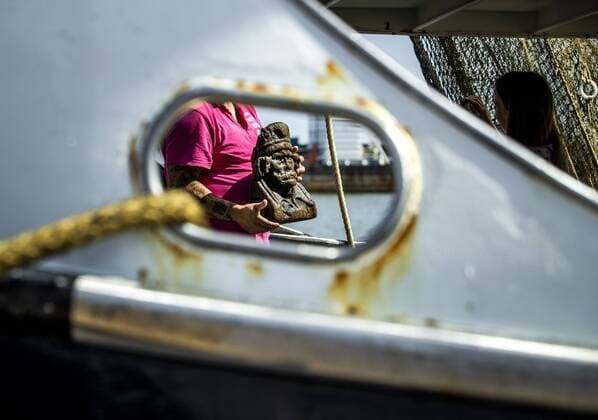 News Themen der Woche KW31 News Bilder des Tages Niederlande, Fischer in Den Oever entdecken mögliche Schiffsdekoration aus dem 17. Jahrhundert 2022-08-04 12:01:46 DEN OEVER - Fishermen of the shrimp cutter Wieringer 22 bring a picture ashore that they have fished up in the Texelstroom fairway. It is probably a statue that sat on the stern of a 17th century ship. ANP REMKO DE WAAL netherlands out - belgium out *** 2022 08 04 12 01 46 DEN OEVER Fishermen of the shrimp cutter Wieringer 22 bring a picture ashore that they have fished up in the Texelstroom fairway It is probably a statue that sat on the stern of a 17th century ship ANP REMKO DE WAAL netherlands out belgium out  Copyright: xx x452671003x originalFilename: 452671003.jpg