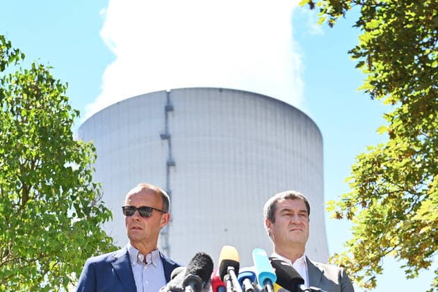 Bilder des Jahres 2022, News 08 August News Themen der Woche KW31 News Bilder des Tages Ministerpraesident Dr. Markus Soeder besucht zusammen mit dem Vorsitzenden der CDU CSU-Bundestagsfraktion, Friedrich Merz das Kernkraftwerk Isar 2 am 04.08.2022. Kuehlturm. *** Prime Minister Dr Markus Soeder visits together with the chairman of the CDU CSU parliamentary group, Friedrich Merz the nuclear power plant Isar 2 on 04 08 2022 cooling tower
