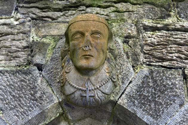 Irland, Cong, 11.07.2022 Cong Abbey wurde 1120 als Abtei fuer den Augustinerorden an der Stelle eines Klosters des 7. Jahrhunderts errichtet. Zu seiner Bluetezeit war die Abtei Zuhause für 3.000 Moenche, die dort im Koinobitentum lebten. Foto: Kopf eines Erzbischofs auf Torbogen in der Naehe des Monk s Fishing House Donegal Castle *** Ireland, Cong, 11 07 2022 Cong Abbey was built in 1120 as an abbey for the Augustinian order on the site of a 7th century monastery In its heyday the abbey was home to 3,000 monks who lived there in coinobitism Photo head of archbishop on archway near Monk s Fishing House Donegal Castle