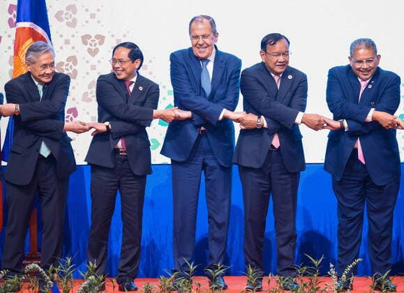 Bilder des Jahres 2022, News 08 August News Themen der Woche KW31 News Bilder des Tages PHNOM PENH, CAMBODIA - AUGUST 4, 2022: Russia s Minister of Foreign Affairs Lavrov (C), Vietnam s Foreign Minister Bui Thanh Son (2nd L) pose during a photo op as part of the 55th ASEAN Foreign Ministers Meeting. Russian Foreign Ministry Press Office TASS  TS13CF6F