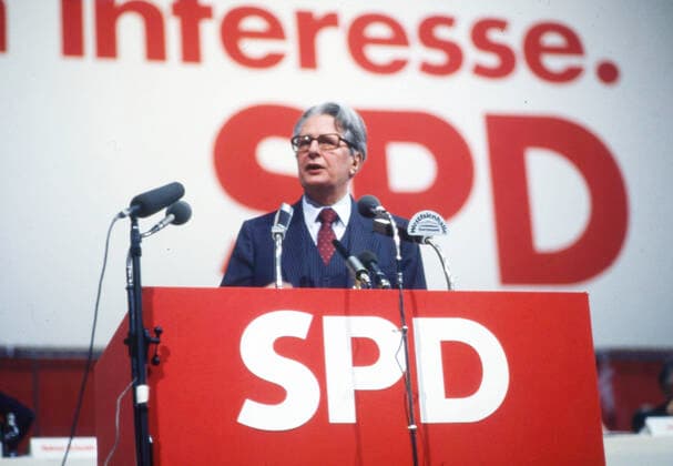 Menschen,Orte und Ereignisse im Jahr 1982-4 Dortmund. Parteitag der Sozialdemokratischen Partei Deutschlands SPD) am 29.6.1983 in der Westfalenhalle. Hans-Jochen Vogel , NRW *** People,places and events in 1982 4 Dortmund Party Congress of the Social Democratic Party of Germany SPD on 29 6 1983 in the Westfalenhalle Hans Jochen Vogel , NRW