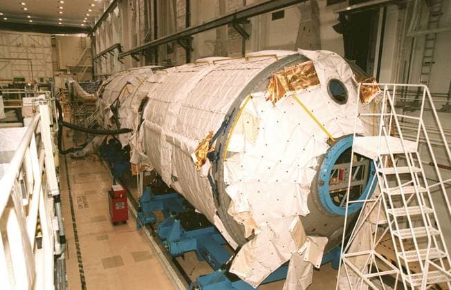 KENNEDY SPACE CENTER, FLA. -- Two Spacelab modules (end to end) are made ready in the Operations and Checkout Building for shipment to the National Air and Space Museum in Washington, DC. Spacelab was designed by the European Space Agency (ESA) for the Space Shuttle program and first flew on STS-9 in November 1983. Its final flight was the STS-90 Neurolab mission in April 1998. The sister module (first in line) will travel home and be placed on display in Europe. The Spacelab concept of modular experiment racks in a pressurized shirt-sleeve environment made it highly user-friendly and accessible. Numerous experiments conceived by hundreds of scientists on the ground were conducted by flight crews in orbit. Spacelab modules served as on-orbi Copyright: xpiemagsx piemagsspace-8232 !ACHTUNG AUFNAHMEDATUM GESCHÄTZT!