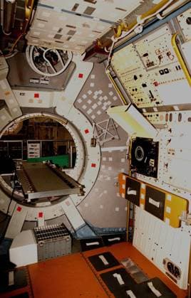 KENNEDY SPACE CENTER, FLA. -- A closeup view of the hatch to this Spacelab module shows an empty interior as the module is being prepared in the Operations & Checkout Building for shipment to the National Air and Space Museum in Washington, DC. Visible on the floor are the foot restraints used by astronauts to keep them stationary while conducting experiments. Spacelab was designed by the European Space Agency (ESA) for the Space Shuttle program. It first flew on STS-9 in November 1983 and its final flight was the STS-90 Neurolab mission in April 1998. The Spacelab concept of modular experiment racks in a pressurized shirt-sleeve environment made it highly user-friendly and accessible. Numerous experiments conceived by hundreds of scientis Copyright: xpiemagsx piemagsspace-8246 !ACHTUNG AUFNAHMEDATUM GESCHÄTZT!