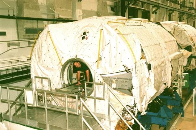 Jim Dumoulin, NASA Payload Electrical Systems engineer, crawls out of the Spacelab module for the last time after stowing some equipment for its final trip to the National Air and Space Museum in Washington, DC. He has worked on the Spacelab program since its first launch on STS-9 in November 1983 as part of the NASA Civil Service Level IV experiment integration team. Spacelab was designed by the European Space Agency (ESA) for the Space Shuttle program. Its final flight was the STS-90 Neurolab mission in April 1998. The Spacelab concept of modular experiment racks in a pressurized shirt-sleeve environment made it highly user-friendly and accessible. Numerous experiments conceived by hundreds of scientists on the ground were conducted by fl Copyright: xpiemagsx piemagsspace-8247 !ACHTUNG AUFNAHMEDATUM GESCHÄTZT!