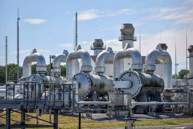 Werne, Nordrhein-Westfalen, Deutschland - Verdichterstadion und Pumpwerk fuer Erdgas. Open Grid Europe, Station Werne. Die OGE-Verdichterstation in Werne ist die zentrale Drehscheibe im deutschen Erdgasnetz. Mit rund 25 Milliarden Kubikmeter jaehrlich fliesst rund ein Viertel des in Deutschland verbrauchten Erdgases durch die Verdichterstation Werne. Ueber fuenf grosse Eingangsleitungen stroemt das Erdgas aus Norddeutschland, der Nordsee und den Niederlanden in die Station. Nach der Reinigung des Gases erfolgt dessen Verdichtung ueber elf Kompressoren, angetrieben durch Gasturbinen mit einer Gesamtantriebsleistung von ca. 160.000 kW. Mit Ausgangsdruecken von zu bis zu 100 bar verlassen die Gasstroeme die Station ueber acht Ausgangsleitungen