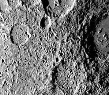 Cratered terrain very similar to that on the Moon is shown in this TV photo of Mercury taken by NASA s Mariner 10. Numerous small craters and linear grooves radial to the crater can be seen. Copyright: xpiemagsx piemagsspace-10993 !ACHTUNG AUFNAHMEDATUM GESCHÄTZT!
