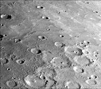 This photograph of Mercury was taken by NASA s Mariner 10 spacecraft shows smooth plains areas on Mercury that are thought to be volcanic in origin with lava flows filling in heavily cratered areas. Copyright: xpiemagsx piemagsspace-11269 !ACHTUNG AUFNAHMEDATUM GESCHÄTZT!