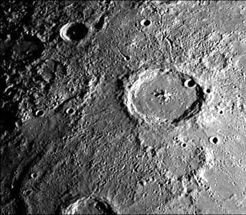 This image, from NASA s Mariner 10 spacecraft which launched in 1974, features a 140 kilometer diameter crater and its surrounding zone of secondary craters. T Copyright: xpiemagsx piemagsspace-11671 !ACHTUNG AUFNAHMEDATUM GESCHÄTZT!