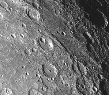 A scarp, or cliff, extends diagonally from upper left to lower right in this picture of Mercury taken by NASA s Mariner 10. The structures are believed to be formed by the compressive forces due to crustal shortening. Copyright: xpiemagsx piemagsspace-14083 !ACHTUNG AUFNAHMEDATUM GESCHÄTZT!