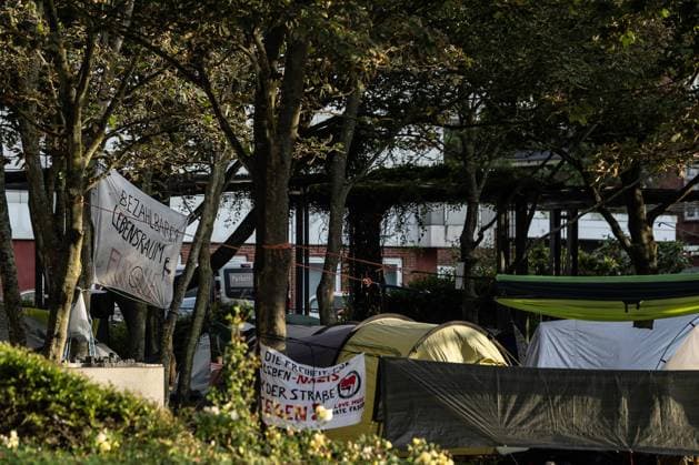 Punker-Camp in Westerland 04.08.2022, Westerland --- Punker sitzen neben Zelten vom Protest-Camp neben dem Rathaus auf der Nordseeinsel Sylt. Westerland Schleswig-Holstein Deutschland *** Punker Camp in Westerland 04 08 2022, Westerland Punker sitting next to tents from protest camp next to town hall on the North Sea island of Sylt Westerland Schleswig Holstein Germany