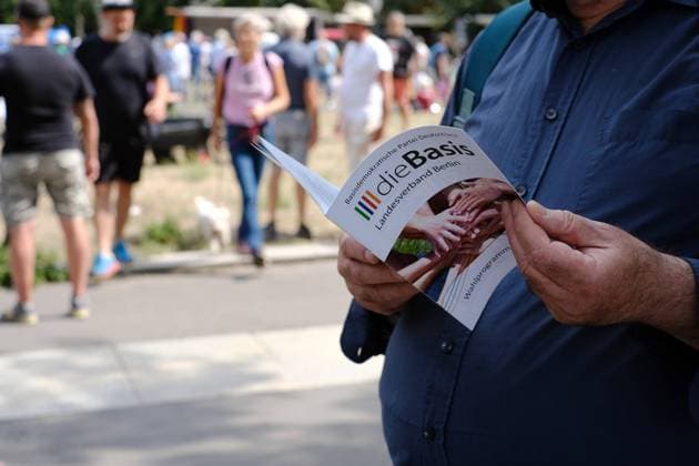 Kundgebung der Partei Die Basis anlässlich des zweiten Jahrestages ihrer Gründung in Berlin im Rahmen der Woche der Demokratie für die Abschaffung aller Corona-Maßnahmen, gegen eine Impfpflicht und für die Freilassung von Querdenken-Gründer Michael Ballweg. snapshot-photography K.M.Krause *** Rally of the party Die Basis on the occasion of the second anniversary of its founding in Berlin as part of the Week of Democracy for the abolition of all Corona measures, against compulsory vaccination and for the release of Querdenken founder Michael Ballweg snapshot photography K M Krause