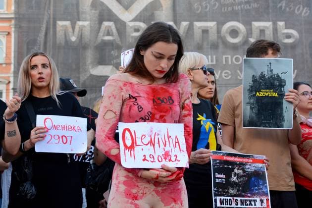 News Bilder des Tages August 4, 2022, Kyiv, Ukraine: Protesters hold placards expressing their opinion during the protest in support of the soldiers of the Azov battalion, who were tortured by the Russian military on July 29, 2022 at the concentration camp in Olenivka, in the occupied territory of Ukraine. Activists and relatives gathered at Sofiyivska Square to draw the attention of the international organizations to Russian war crimes in Ukraine after the start of a full-scale military invasion on February 24, 2022. Kyiv Ukraine - ZUMAs197 20220804_zaa_s197_031 Copyright: xAleksandrxGusevx