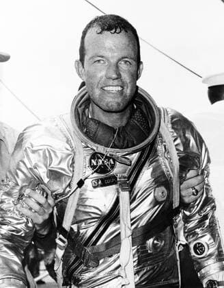 S63-07853 (16 May 1963) --- Astronaut L. Gordon Cooper Jr., pilot of the Mercury-Atlas 9 (MA-9) mission, stands supported by strong hands after climbing out of his spacecraft Faith 7 after a 600,000-mile, 22-orbit journey around Earth. He elected to remain in the spacecraft until it was hoisted to the deck of the USS Kearsarge, as did astronaut Walter Schirra during the previous mission. Copyright: xpiemagsx piemagsspace-33116 !ACHTUNG AUFNAHMEDATUM GESCHÄTZT!