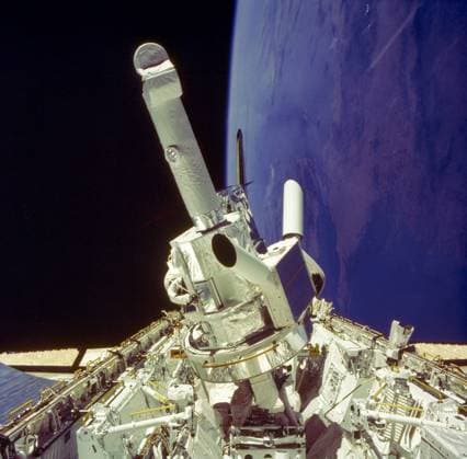 This photograph shows the Instrument Pointing System (IPS) for Spacelab-2 being deployed in the cargo bay of the Space Shuttle Orbiter Challenger. The European Space Agency (ESA) developed this irnovative pointing system for the Spacelab program. Previously, instruments were pointed toward particular celestial objects or areas by maneuvering the Shuttle to an appropriate attitude. The IPS could aim instruments more accurately than the Shuttle and kept them fixed on a target as the Shuttle moved. On the first pallet, three solar instruments and one atmospheric instrument were mounted on the IPS. Spacelab-2 was the first pallet-only mission. One of the goals of the mission was to verify that the pallets configuration was satisfactory for obs Copyright: xpiemagsx piemagsspace-22243 !ACHTUNG AUFNAHMEDATUM GESCHÄTZT!