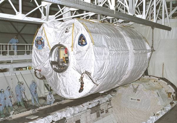 Launched on June 20, 1996, the STS-78 mission™s primary payload was the Life and Microgravity Spacelab (LMS), which was managed by the Marshall Space Flight Center (MSFC). During the 17 day space flight, the crew conducted a diverse slate of experiments divided into a mix of life science and microgravity investigations. In a manner very similar to future International Space Station operations, LMS researchers from the United States and their European counterparts shared resources such as crew time and equipment. Five space agencies (NASA USA, European Space Agency Europe (ESA), French Space Agency France, Canadian Space Agency Canada, and Italian Space Agency Italy) along with research scientists from 10 countries worked together on the Copyright: xpiemagsx piemagsspace-38100 !ACHTUNG AUFNAHMEDATUM GESCHÄTZT!
