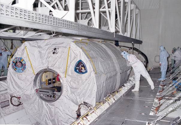 Launched on June 20, 1996, the STS-78 mission™s primary payload was the Life and Microgravity Spacelab (LMS), which was managed by the Marshall Space Flight Center (MSFC). During the 17 day space flight, the crew conducted a diverse slate of experiments divided into a mix of life science and microgravity investigations. In a manner very similar to future International Space Station operations, LMS researchers from the United States and their European counterparts shared resources such as crew time and equipment. Five space agencies (NASA USA, European Space Agency Europe (ESA), French Space Agency France, Canadian Space Agency Canada, and Italian Space Agency Italy) along with research scientists from 10 countries worked together on the Copyright: xpiemagsx piemagsspace-38101 !ACHTUNG AUFNAHMEDATUM GESCHÄTZT!