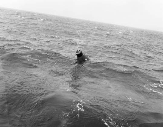 S61-02921 (21 July 1961) --- Attempted recovery of Mercury spacecraft at end of the Mercury-Redstone 4 (MR-4) mission. View shows the top of the capsule before it sinks beneath the waves. Copyright: xpiemagsx piemagsspace-38076 !ACHTUNG AUFNAHMEDATUM GESCHÄTZT!