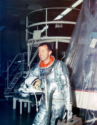 S63-01922 (1963) --- Astronaut L. Gordon Cooper Jr., pilot for the Mercury-Atlas 9 (MA-9) mission, stands fully suited beside his spacecraft during preflight testing. Cooper named his spacecraft the Faith 7. Copyright: xpiemagsx piemagsspace-44945 !ACHTUNG AUFNAHMEDATUM GESCHÄTZT!