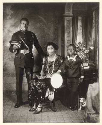 A Member of Garvey™s African Legion with His Family. Artist: James Van Der Zee, American, 1886 1983Printer: Richard Benson, American, 1943 2017 Copyright: xpiemagsx yaleartpiemags28022022-5577 !ACHTUNG AUFNAHMEDATUM GESCHÄTZT!