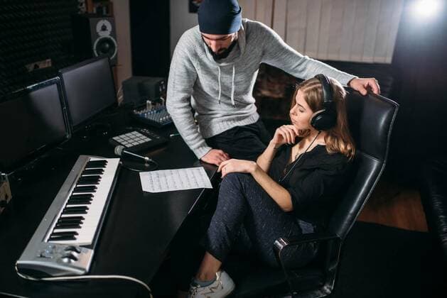  Female singer listen song record in music studio, Female singer in headphones listen to song record against sound producer in music studio. Professional digital audio recording model released, Symbolfoto , 05.02.2020 02:24:59, Copyright: xNomadSoulx Panthermedia28059971.jpg