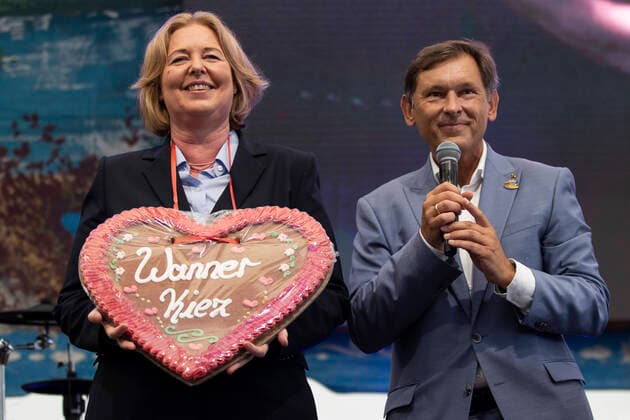 Entertainment Themen der Woche KW31 Entertainment Bilder des Tages Eröffnung der Cranger Kirmes Eröffnung der Cranger Kirmes am 05.08.2022 in Herne (Nordrhein-Westfalen). Hernes Oberbürgermeister Frank Dudda überreicht der Bundestagspräsidentin Bärbel Bas ein Herz Herne Nordrhein-Westfalen Deutschland *** Opening of the Cranger Kirmes Opening of the Cranger Kirmes on 05 08 2022 in Herne North Rhine Westphalia Hernes Lord Mayor Frank Dudda presents the Bundestag President Bärbel Bas with a heart Herne North Rhine Westphalia Germany Copyright: xMarcoxSteinbrenner Kirchner-Mediax