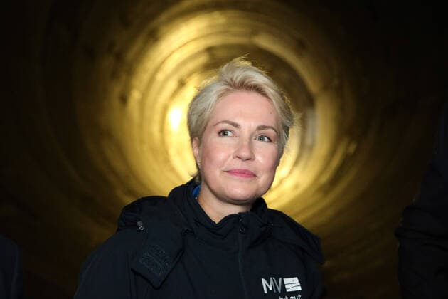 News Themen der Woche KW31 News Bilder des Tages Vor-Ort-Presstermin am Freitag (05.08.2022) in Rostock zur Fortsetzung der Sommerreise der Ministerpräsidentin des Landes MV Manuela Schwesig. Die Regierungschefin ist vom 1. August bis zum 6. August im Rahmen einer MV-Tour im Land unterwegs. Dabei besucht sie zahlreiche Unternehmen und spricht mit Unternehmern und Mitarbeitern. Dahingehend ist sie am Freitag (05.08.2022) rund um die Hansestadt unterwegs. Dort stehen im Verlauf des Tages die maritime Wirtschaft sowie erneuerbare Energien im Mittelpunkt. So besucht sie u.a. den örtlichen Seehafen, unternimmt mit einem Schiff eine Rundfahrt durch das Hafengebiet und besucht die Firma EEW Special Pipes Constructions GmbH. Hier im Bild beim Besuch der Firma EEW *** On site Pressstermin on Fr