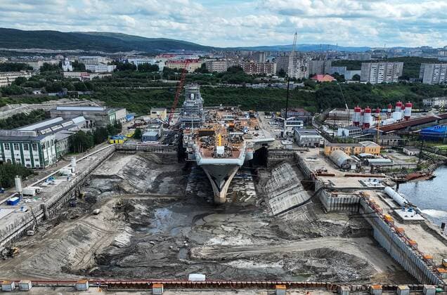 News Themen der Woche KW31 News Bilder des Tages Russland, Flugzeugtr?ger Admiral Kusnezow im Dock in Murmansk Russia Navy Aircraft Carrier Repairs 8248874 05.08.2022 The Admiral Kuznetsov Aircraft Carrier is docked at the 35th ship-repair plant in Murmansk, Russia. The vessel is undergoing repairs and modernization. Pavel Lvov Sputnik Murmansk Russia  Copyright: xPavelxLvovx