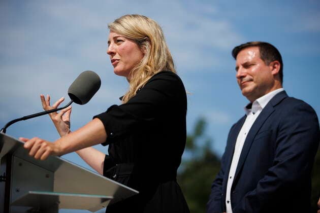 Kanada, Pressekonferenz in Toronto zu neuem Waffengesetz August 5, 2022, TORONTO, ON, CANADA: Minister of Foreign Affairs Melanie Joly speaks alongside the minister of Public Safety, Marco Mendicino, during a press conference announcing new gun control laws, in Toronto, Friday, Aug. 5, 2022. TORONTO CANADA - ZUMAc35_ 20220805_zaf_c35_017 Copyright: xColexBurstonx