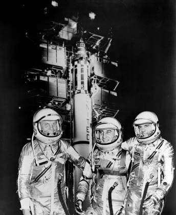 1961 -- The first three Americans in space, Mercury astronauts, from the left, John H. Glenn Jr., Virgil I. (Gus) Grissom and Alan B. Shepard Jr. standing by Redstone rocket in their spacesuits. Copyright: xpiemagsx piemagsspace-54346 !ACHTUNG AUFNAHMEDATUM GESCHÄTZT!