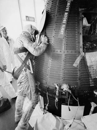 S61-02547 (5 May 1961) --- Astronaut Alan B. Shepard Jr., in his pressure suit and helmet, looks into the Freedom 7 capsule in preparation for ingress before the Mercury-Redstone 3 (MR-3) mission. Copyright: xpiemagsx piemagsspace-54364 !ACHTUNG AUFNAHMEDATUM GESCHÄTZT!