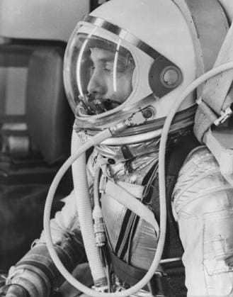 S61-02766 (5 May 1961) --- Side view of astronaut Alan B. Shepard Jr. in his pressure suit, with helmet closed, for the Mercury-Redstone 3 (MR-3) flight, the first American manned spaceflight. Copyright: xpiemagsx piemagsspace-54374 !ACHTUNG AUFNAHMEDATUM GESCHÄTZT!