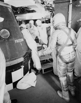 S61-02792 (5 May 1961) --- Astronaut Alan B. Shepard Jr., in his pressure suit and helmet, approaches the Freedom 7 capsule in preparation for insertion before the Mercury-Redstone 3 (MR-3) mission. Copyright: xpiemagsx piemagsspace-54378 !ACHTUNG AUFNAHMEDATUM GESCHÄTZT!