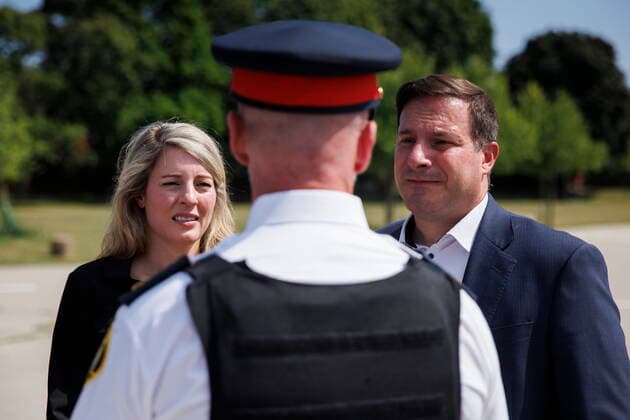News Bilder des Tages Kanada, Pressekonferenz in Toronto zu neuem Waffengesetz August 5, 2022, TORONTO, ON, CANADA: Minister of Foreign Affairs Melanie Joly and minister of Public Safety, Marco Mendicino, speak with Toronto Police super intendent Steve Watts of the Organized Crime Enforcement unit, following a press conference announcing new gun control laws, in Toronto, Friday, Aug. 5, 2022. TORONTO CANADA - ZUMAc35_ 20220805_zaf_c35_020 Copyright: xColexBurstonx