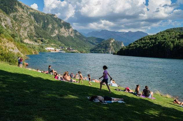 IMAGO Creative: Sommer, In den Bergen People enjoy a sunny summer day at Lanuza reservoir in Sallent de Gallego, Huesca, Spain Sallent de Gallego Huesca Spain Copyright: xNanoxCalvox NN-SALLENT-149