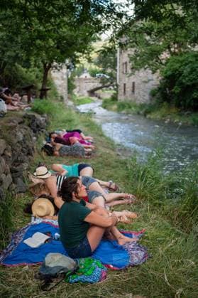 IMAGO Creative: Sommer, In den Bergen Group of people enjoy a nap during a summer day by Aguas Limpias River in Sallent de Gallego, Huesca, Spain Sallent de Gallego Huesca Spain Copyright: xNanoxCalvox NN-SALLENT-106