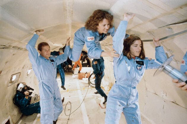 S86-25192 (January 1986) --- Two payload specialists in training for the STS-51L mission, and a payload specialist from STS-61C share a zero-gravity flight aboard a KC-135 aircraft over the Gulf of Mexico. Left to right are United States Representative Bill Nelson (Democrat, Florida), Sharon Christa McAuliffe, and Barbara R. Morgan. The congressman is a payload specialist for the STS-61C mission. McAuliffe is the prime payload specialist for the Teacher-in-Space Project aboard the STS-51L mission; and Morgan is her backup. The photo was taken by Keith meyers of the New York Times. EDITOR S NOTE The STS-51L crew members lost their lives in the space shuttle Challenger accident moments after launch on Jan. 28, 1986 from the Kennedy Space Cent Copyright: xpiemagsx piemagsspace-57270 !ACHTUNG AUFNAHMEDATUM GESCHÄTZT!