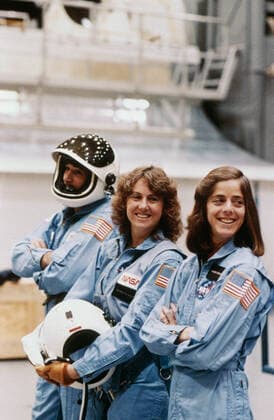 S86-25254 (January 1986) --- Payload specialists in training for STS-51L take a break in shuttle emergency egress training at the Johnson Space Center s (JSC) Shuttle Mock-up and Integration Laboratory. Left to right are Gregory Jarvis of Hughes, Sharon Christa McAuliffe and Barbara Morgan of the Teacher-in-Space Project. McAuliffe was selected as NASA s first citizen observer in the Space Shuttle Program and Morgan was named her backup. The photo was taken by Keith Meyers of the New York Times. EDITOR S NOTE The STS-51L crew members lost their lives in the space shuttle Challenger accident moments after launch on Jan. 28, 1986 from the Kennedy Space Center (KSC). Copyright: xpiemagsx piemagsspace-57275 !ACHTUNG AUFNAHMEDATUM GESCHÄTZT!